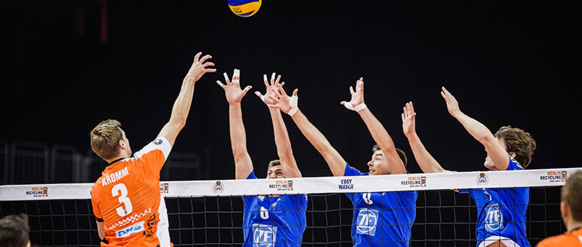 Robert Kromm überragt mit seinen 2,12 Metern auch die Bundesliga-Handballer der Hannover Recken. (Quelle: Sebastian Wells | www.sebastianwells.de) 